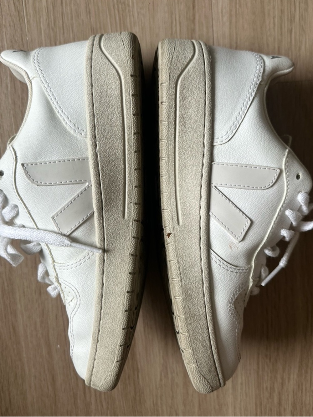 Veja V-10 Leather Trainer in White/Cream Size 37